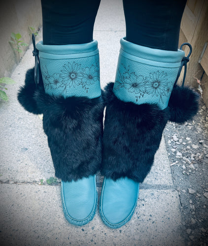 Ready to ship Mukluks-size 8