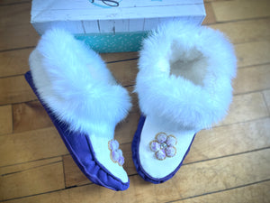 Tufted Ladies size 8 Moccasins
