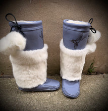 Ready to ship ladies Mukluks size 7